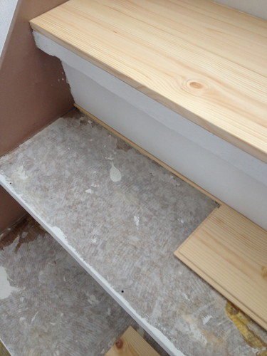 階段　踏み板　蹴込板　DIY　改装　無垢フローリング材